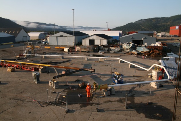 Bildet: Underleverandør IKM holder på med MEG-fylling av spoolen slik at den blir klar til å installeres. Bildet er tatt på Orkanger havn med Reinertsens fabrikasjonshall til høyre i bakgrunnen. 